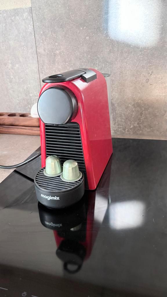 Magimix Essenza Nespresso apparaat - Zo goed als nieuw!, Witgoed en Apparatuur, Koffiezetapparaten, Zo goed als nieuw, Koffiepads en cups