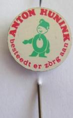 Pin - ANTON HUNINK - besteedt er zorg aan, Ophalen, Zo goed als nieuw, Merk, Speldje of Pin