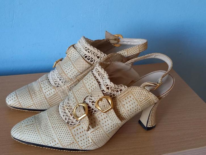 Beige leer pumps, maat 37, Kleding | Dames, Schoenen, Gedragen, Schoenen met hoge hakken, Beige, Ophalen of Verzenden