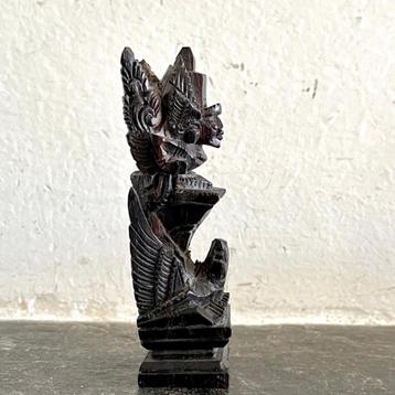 Klein houten beeldje van de hindoegod Garuda beschikbaar voor biedingen