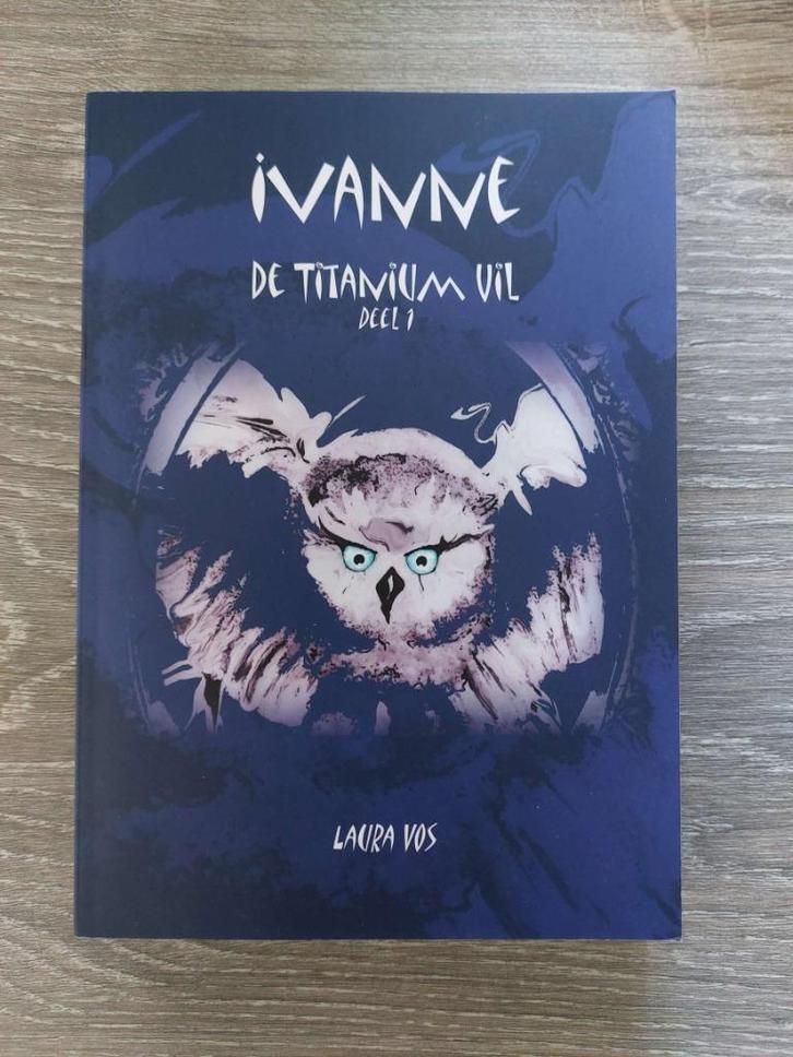 Laura Vos - Ivanne - De Titanium Uil - deel 1, Boeken, Kinderboeken | Jeugd | 13 jaar en ouder, Zo goed als nieuw, Ophalen of Verzenden