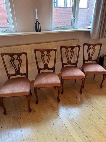 4 x vintage houten eetkamerstoelen met roze velvet beschikbaar voor biedingen
