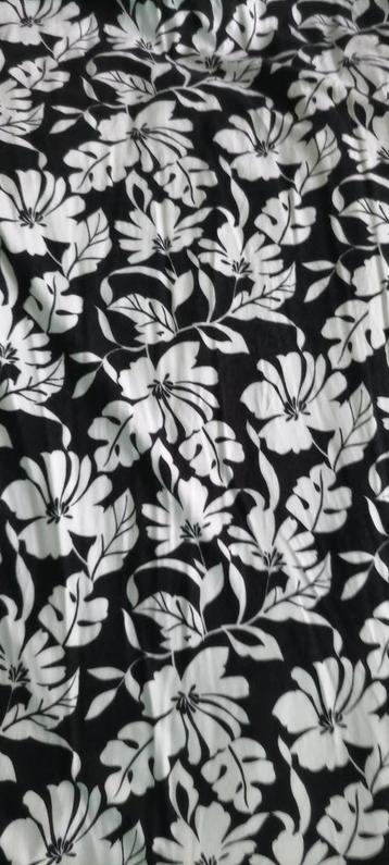 Zwart/witte tuniek met bloemen.  Maat 3XL. beschikbaar voor biedingen