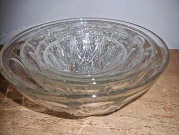 Een mooi en een leuke schalen set van mooi bewerkt glas beschikbaar voor biedingen