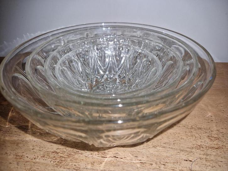 Een mooi en een leuke schalen set van mooi bewerkt glas, Huis en Inrichting, Woonaccessoires | Schalen en Manden, Zo goed als nieuw