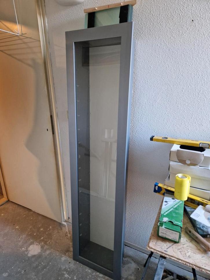 2 stuks Ikea Bertby vitrinekast met 15 glasplaten, Huis en Inrichting, Kasten | Vitrinekasten, Gebruikt, 150 tot 200 cm, Minder dan 50 cm