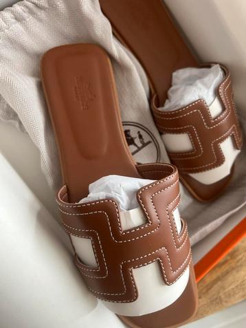Hermes slippers oran bruin beschikbaar voor biedingen
