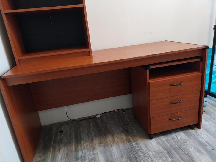 Bureau in Nieuwstaat moet weg, Huis en Inrichting, Bureaus, Nieuw, Bureau, Ophalen