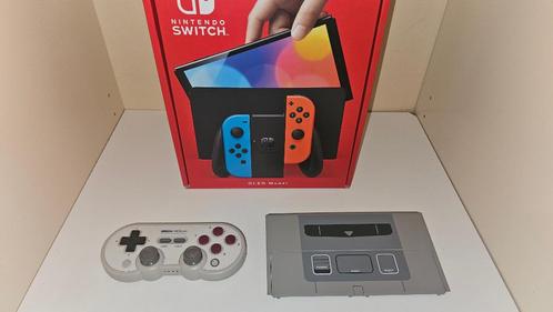 Nintendo Switch Oled + NES backplate en pro controllers, Spelcomputers en Games, Spelcomputers | Nintendo Switch, Zo goed als nieuw