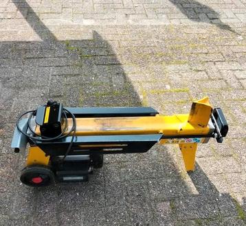 Te huur, kloofmachine/houtklover.  beschikbaar voor biedingen