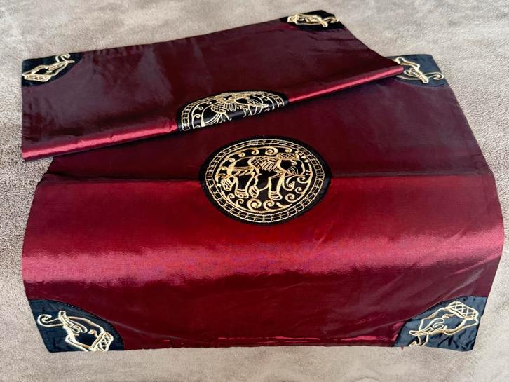 NIEUW 2 stuks nieuwe satijnen kussenhoezen 44 x 44 cm, Huis en Inrichting, Woonaccessoires | Kussens, Nieuw, Rood, Vierkant, Ophalen of Verzenden