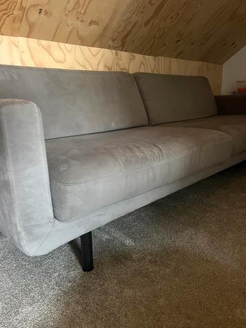 Grijze 3 Zitsbank van zacht velour.