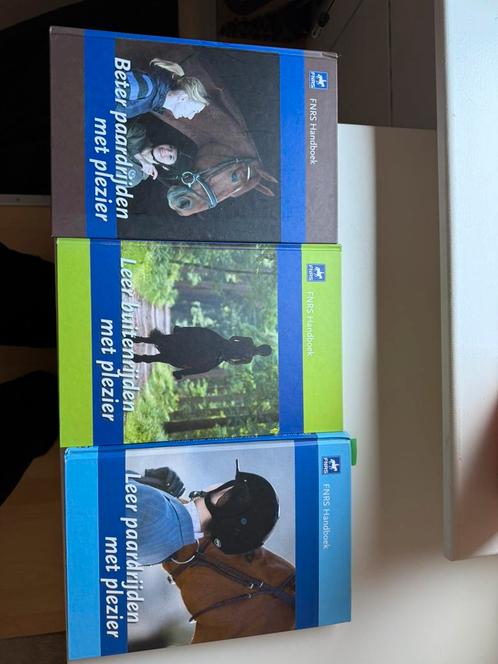 FNRS Paardrijden handboeken, Boeken, Dieren en Huisdieren, Zo goed als nieuw, Paarden of Pony's, Ophalen of Verzenden