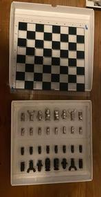 Leuk schaakspel van schroefjes en moertjes, Hobby en Vrije tijd, Gezelschapsspellen | Bordspellen, Ophalen of Verzenden, Zo goed als nieuw