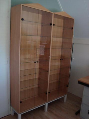 2 vitrinekasten beschikbaar voor biedingen