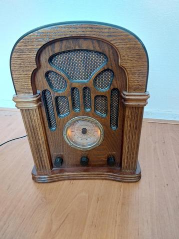 Vintage Gitaar versterker en Radio beschikbaar voor biedingen