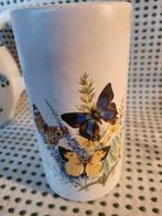 Oud wit vaasje beschilderd met bloemen vlinders bijna gratis, Antiek en Kunst, Antiek | Vazen, Ophalen of Verzenden