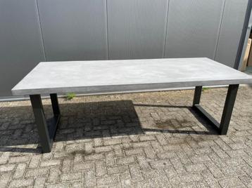 Betonciré tafel 240x100cm met zwart stalen U-poten   beschikbaar voor biedingen