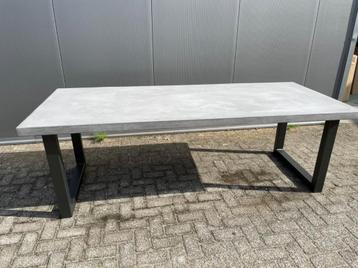 Betonciré tafel 240x100cm met zwart stalen U-poten  