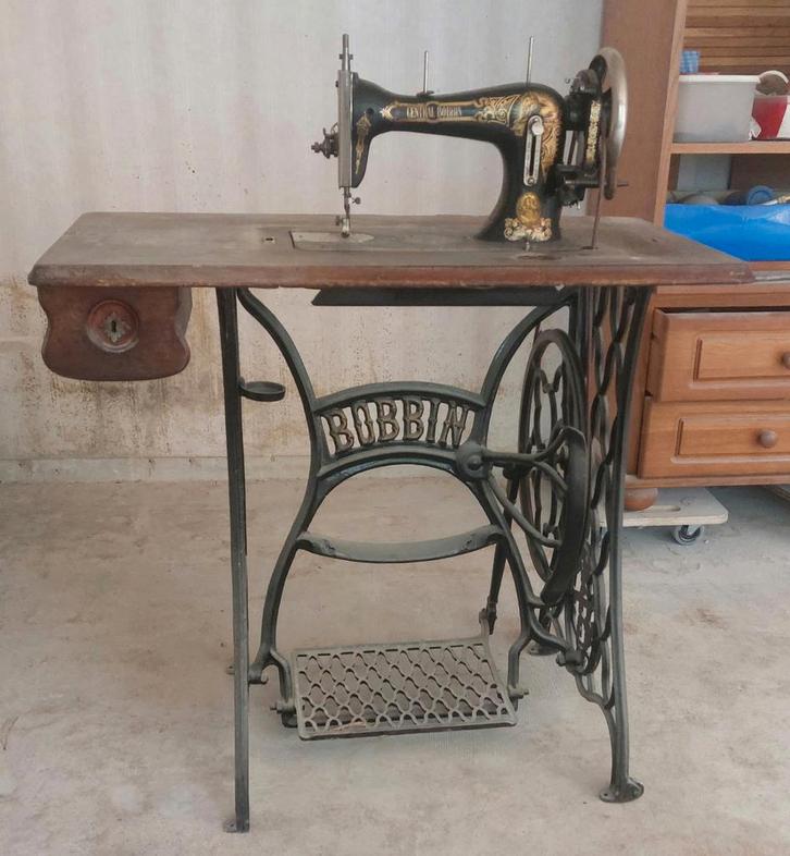 Antieke Central Bobbin Naaimachine, Antiek en Kunst, Antiek | Naaimachines, Ophalen