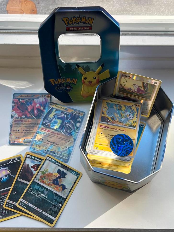 Pokémon GO Tin met 100 kaarten (sont of kerst tip!), Hobby en Vrije tijd, Verzamelkaartspellen | Pokémon, Gebruikt, Meerdere kaarten