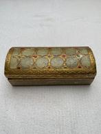 Goud versierd (post)zegelkistje:vorm schatkist met deksel, Ophalen of Verzenden