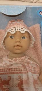Schattig baby meisje, nieuw in verpakking., Verzamelen, Poppen, Ophalen of Verzenden, Zo goed als nieuw, Kleertjes