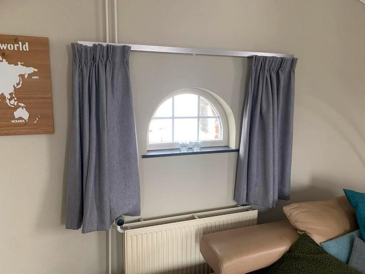 Grijze gordijnen met rails, Huis en Inrichting, Stoffering | Gordijnen en Lamellen, Gebruikt, 100 tot 150 cm, 50 tot 100 cm, Grijs