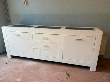 Dressoir kast met lades en deuren beschikbaar voor biedingen