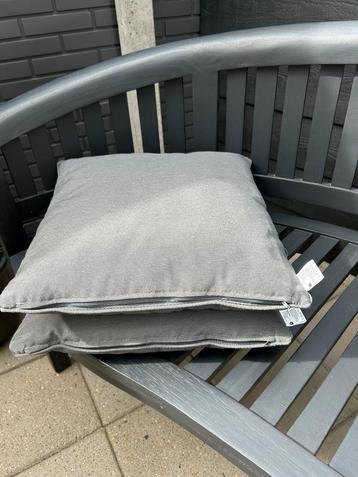 2 MOOIE GRIJZE KUSSENTJES 45/45 CM beschikbaar voor biedingen