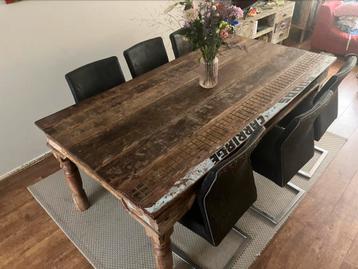 Vintage eetkamer tafel met 6 stoelen beschikbaar voor biedingen
