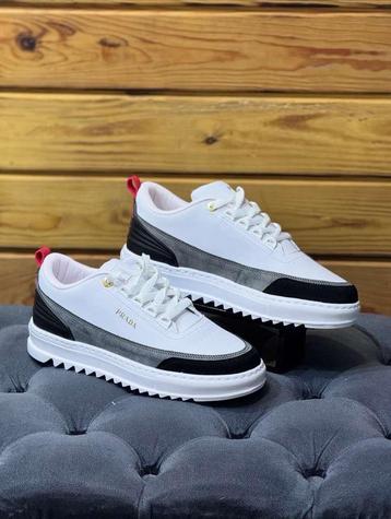 Prada Sneakers beschikbaar voor biedingen
