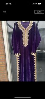 Paarse fluwelen jurk met gouden details, Maat 38/40 (M), Paars, Ophalen of Verzenden, Zo goed als nieuw