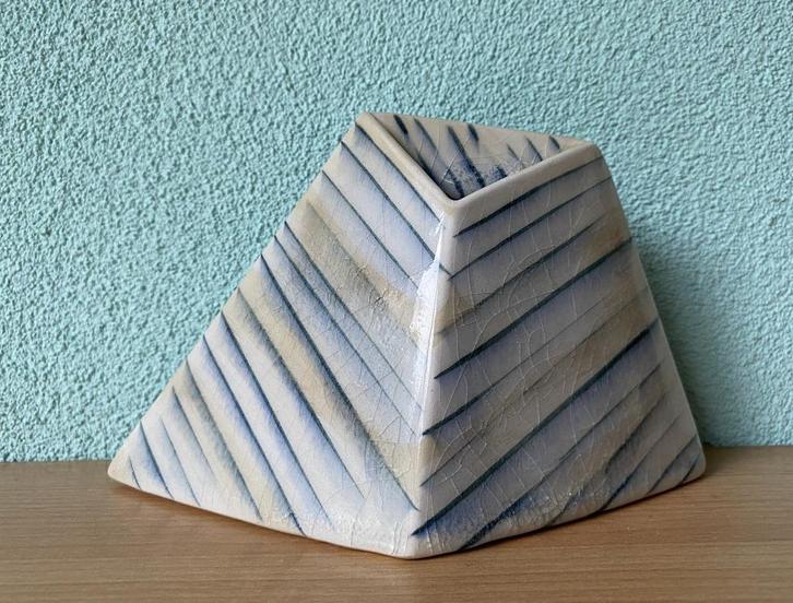 80 jaren piramide VAAS 3hoek MOBACH Tom Bruinsma Ikebana, Huis en Inrichting, Woonaccessoires | Vazen, Gebruikt, Overige kleuren