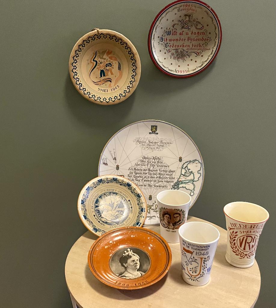 Prachtige verzameling oude herdenkborden en -bekers, Verzamelen, Koninklijk Huis en Royalty, Verzenden, Nederland, Servies