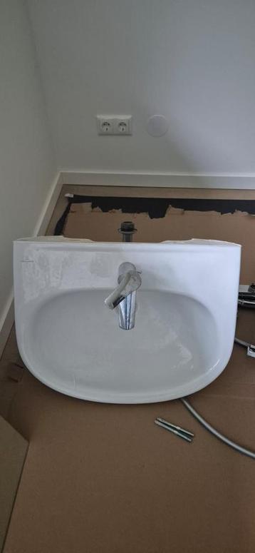 Wasbak met grohe warmwater kraan beschikbaar voor biedingen