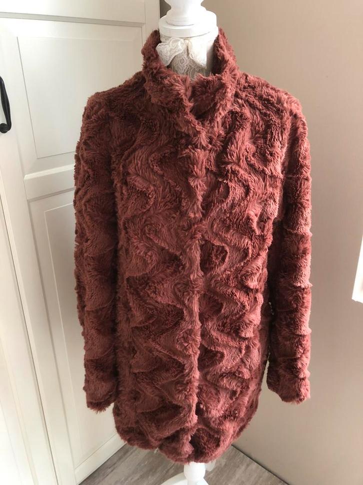 Terrakleurige bontjas van Vero Moda. Maat XS. Nieuw!, Kleding | Dames, Jassen | Winter, Nieuw, Maat 34 (XS) of kleiner, Overige kleuren