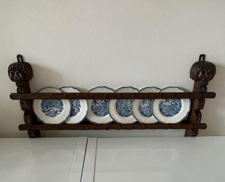 Antiek houten bordenrek, hand bewerkt. 1920, Antiek en Kunst, Curiosa en Brocante, Ophalen of Verzenden