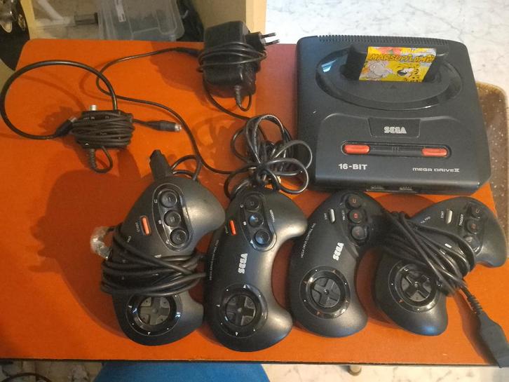 Sega megadrive met 4 controllers + heel veel spellen, Spelcomputers en Games, Spelcomputers | Sega, Zo goed als nieuw, Mega Drive