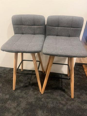 Twee Barkrukken / Hoog stoelen - beige beschikbaar voor biedingen