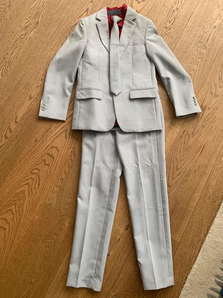 Grijs pak met rood overhemd opposuits 134-140 10jaar, Kinderen en Baby's, Kinderkleding | Maat 140, Gebruikt, Jongen, Setje, Ophalen of Verzenden