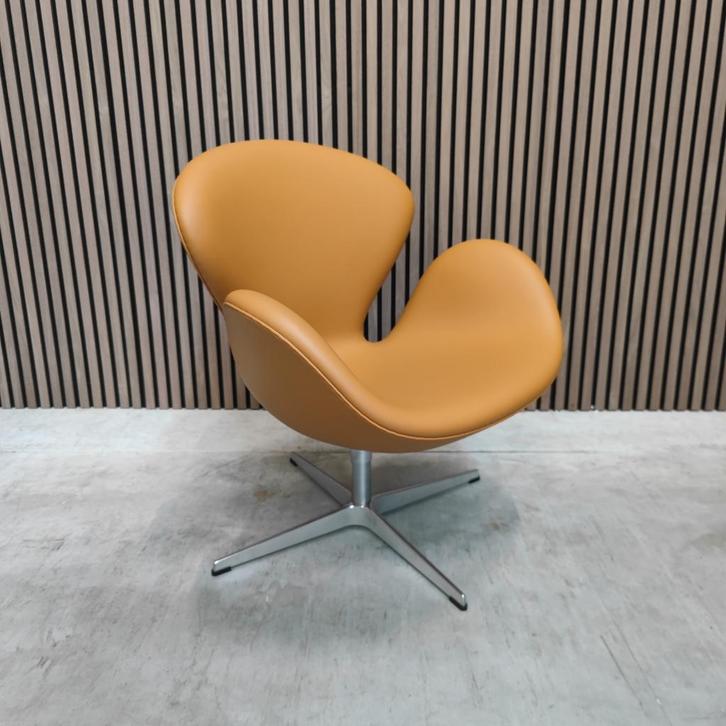 Fritz Hansen Swan Chair in Grace Walnut (Nieuw), Antiek en Kunst, Antiek | Meubels | Stoelen en Banken, Ophalen of Verzenden