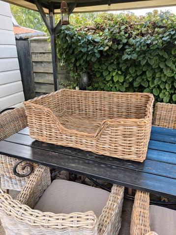 Grote rotan hondenmand  beschikbaar voor biedingen
