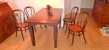 Houten Eettafel met Stoelen beschikbaar voor biedingen