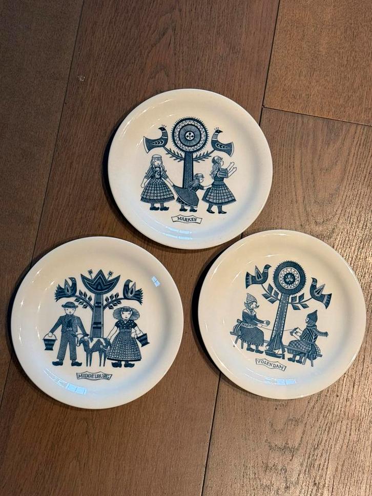 Royal Sphinx klederdracht borden, Antiek en Kunst, Antiek | Servies los, Ophalen of Verzenden