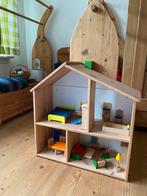 Houten poppenhuis met meubels en poppetjes, Ophalen, Zo goed als nieuw, Poppenhuis