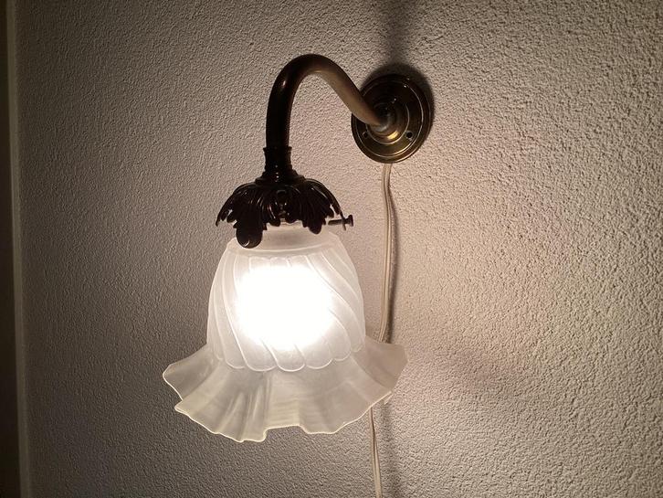 Wandlamp. Antiek Messing Armatuur met Glazen Rokkapje., Antiek en Kunst, Antiek | Lampen, Ophalen of Verzenden