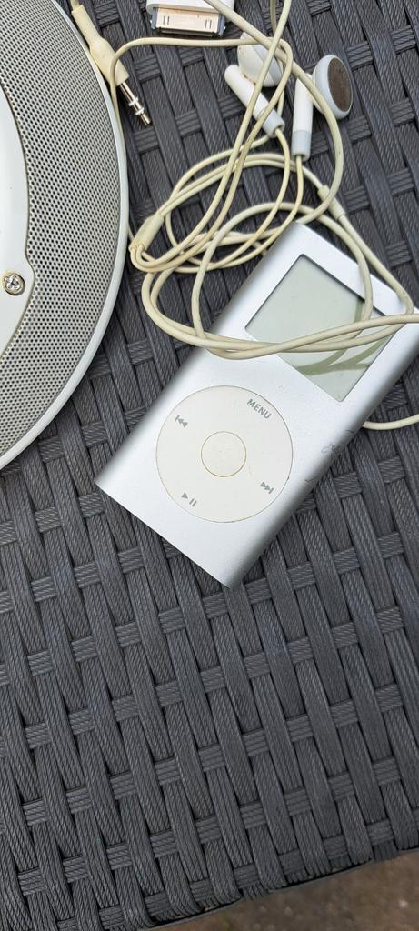 iPod + JBL dockingstation, Audio, Tv en Foto, Mp3-spelers | Accessoires | Apple iPod, Zo goed als nieuw, Speaker, Ophalen