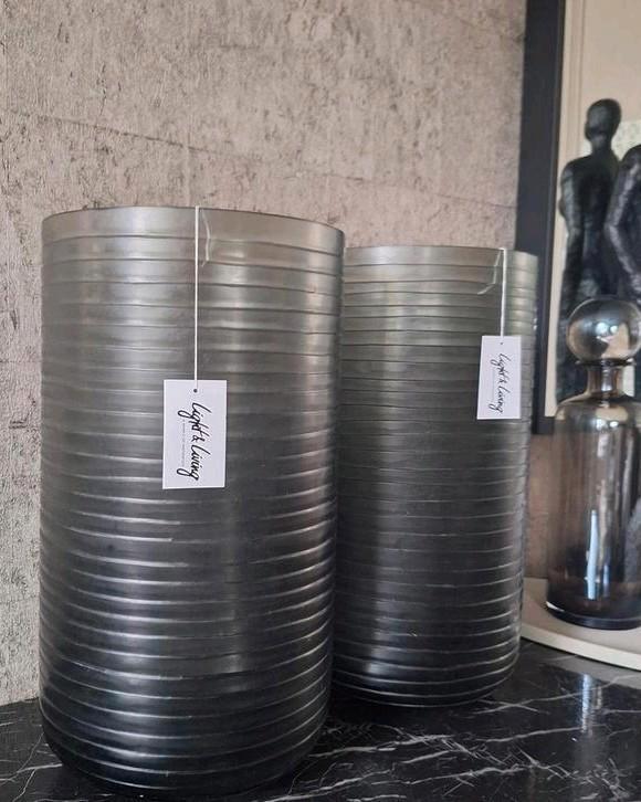 Mat grijs zwarte ribbel vazen windlicht groot Light & Living, Huis en Inrichting, Woonaccessoires | Vazen, Nieuw, Overige kleuren