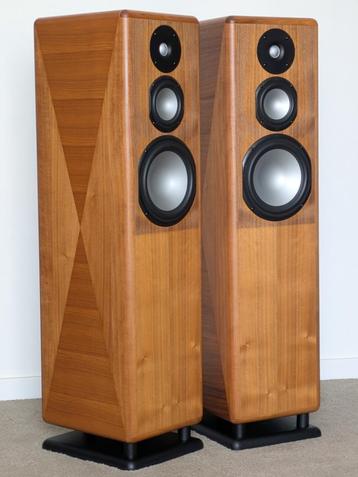 Chario Syntar 533 R, Italiaanse 4-weg speakers in walnoot beschikbaar voor biedingen